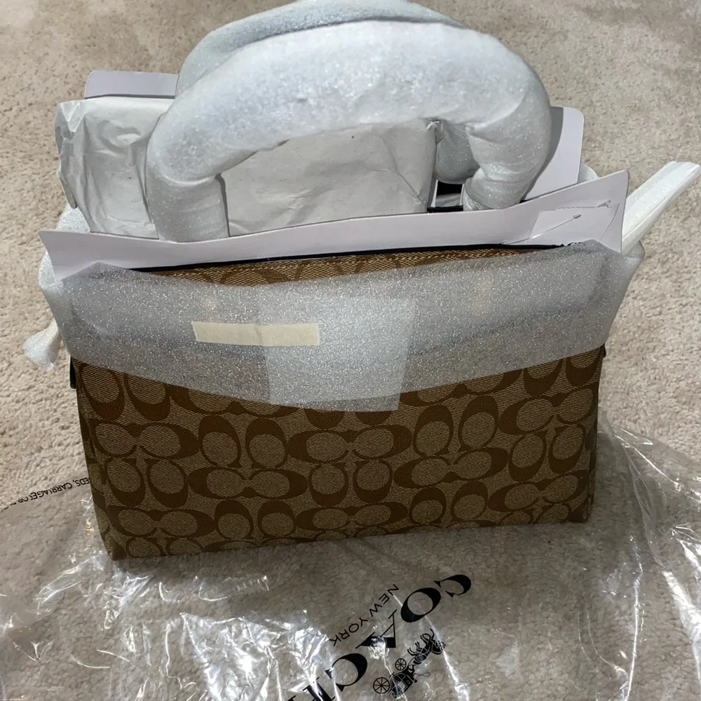 Coach Bag! Satchel/Crossbody. Medium size. Perfect for winter style! - Picture 4 of 4